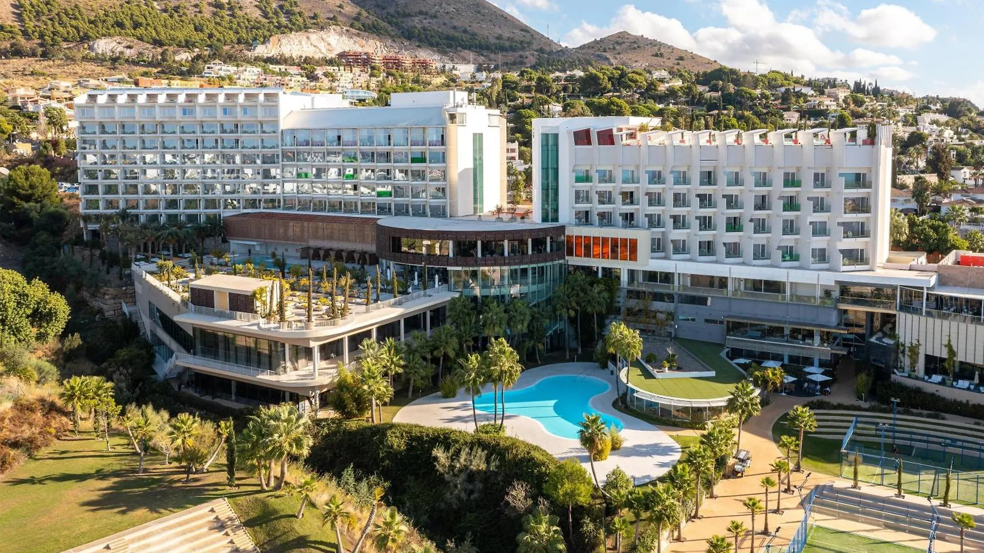 4 Resorts cerca del Castillo Colomares con Fácil Acceso