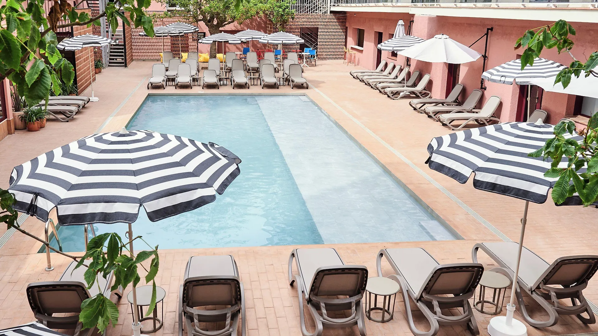 5 Hoteles Baratos cerca de los Jardines de Santa Clotilde que Merecen la Pena