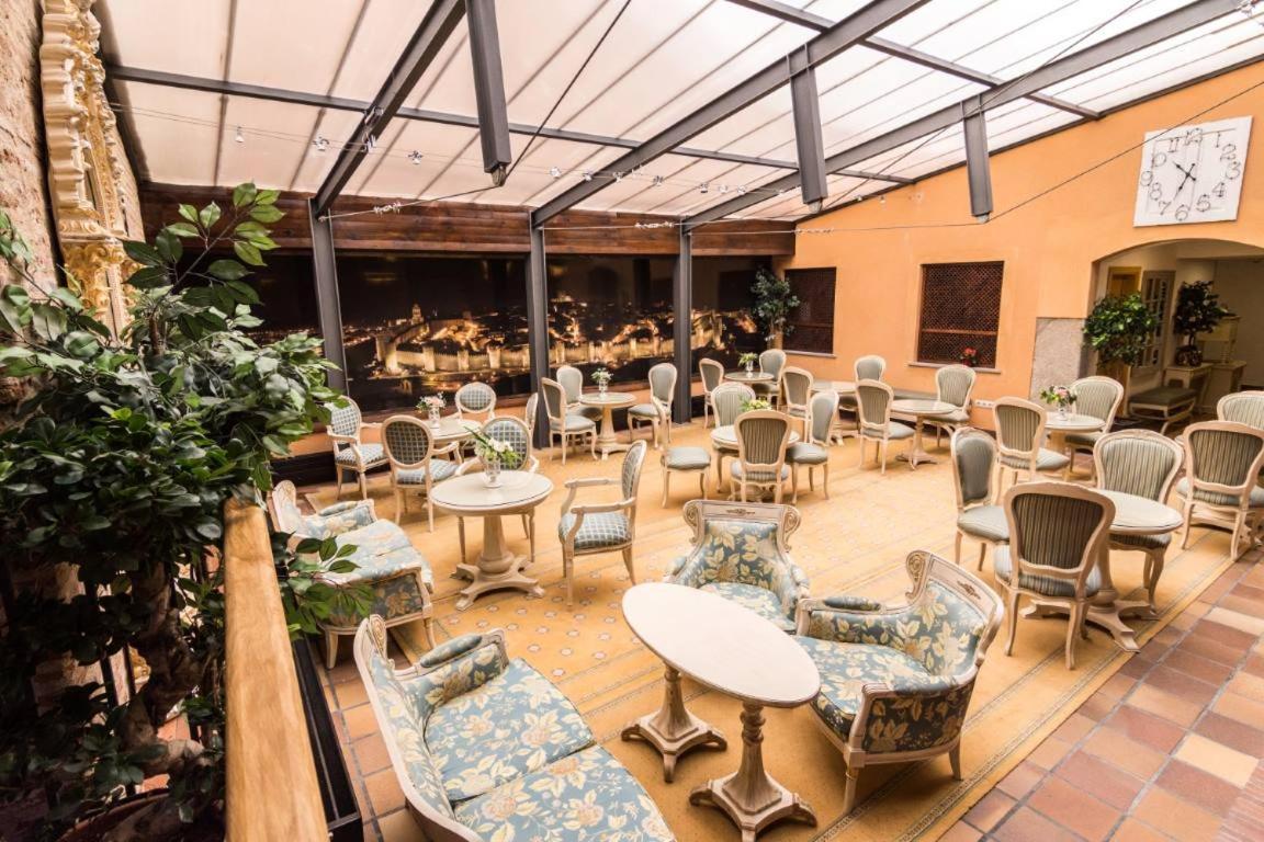 4 Hoteles Baratos Cerca del Convento de la Encarnación que Valen la Pena