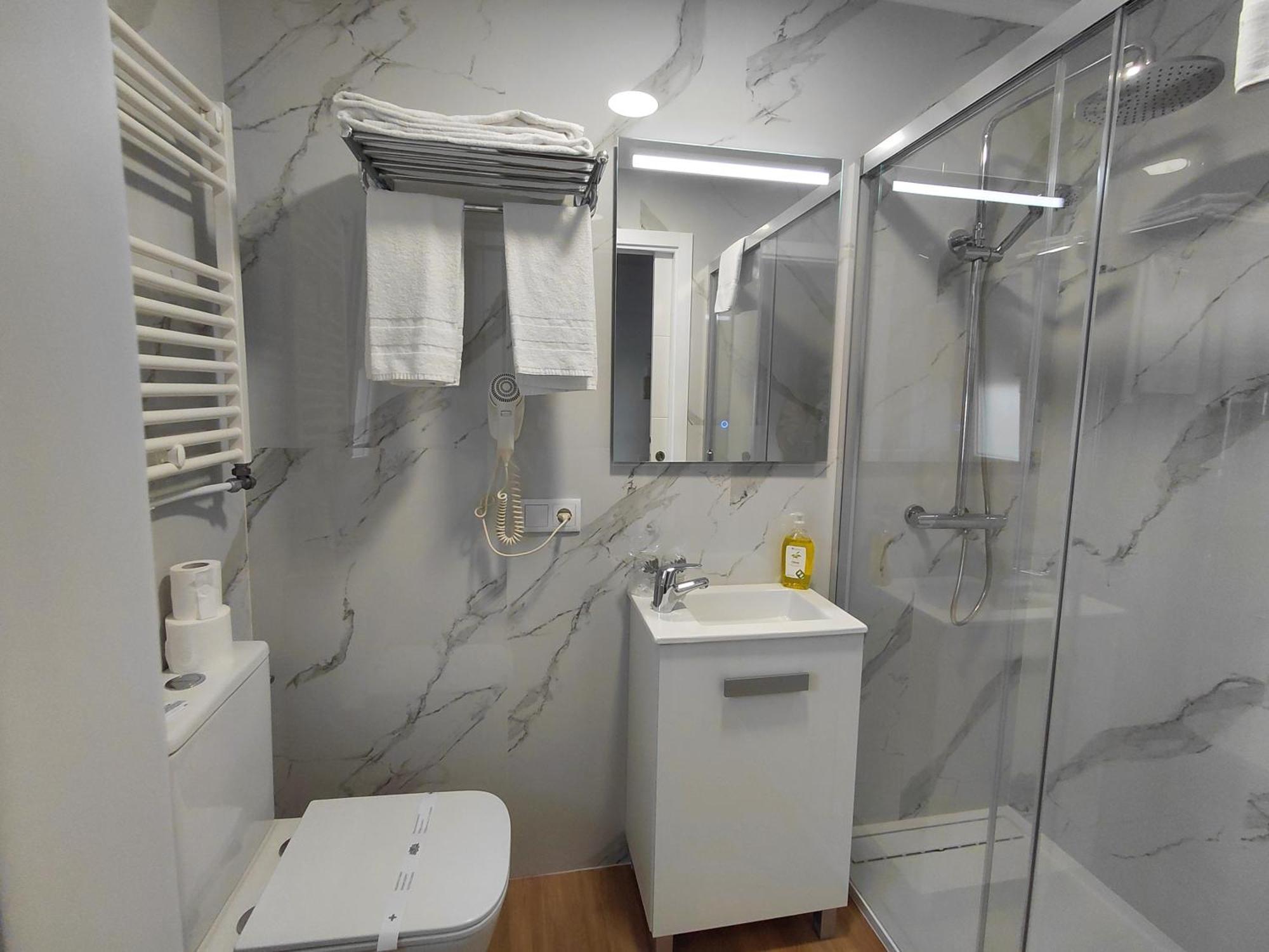 Cerca de la Colegiata del Sar: 4 Hoteles Económicos Comparados